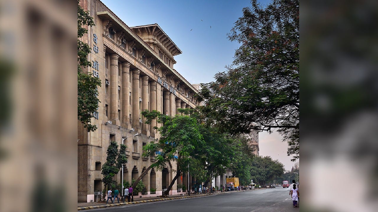 Bank of India, Mumbai, 1944 | The first banking gateway for India, emphasized by its architectural style - a modern classicism with an influence of art deco and the vernacular. (Source: Shapoorji Pallonji)