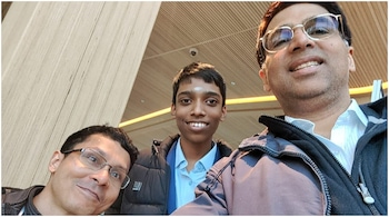 Viswanathan Anand with R Praggnanandhaa and Sandipan Chanda (Image credit: vishy64theking/Twitter)