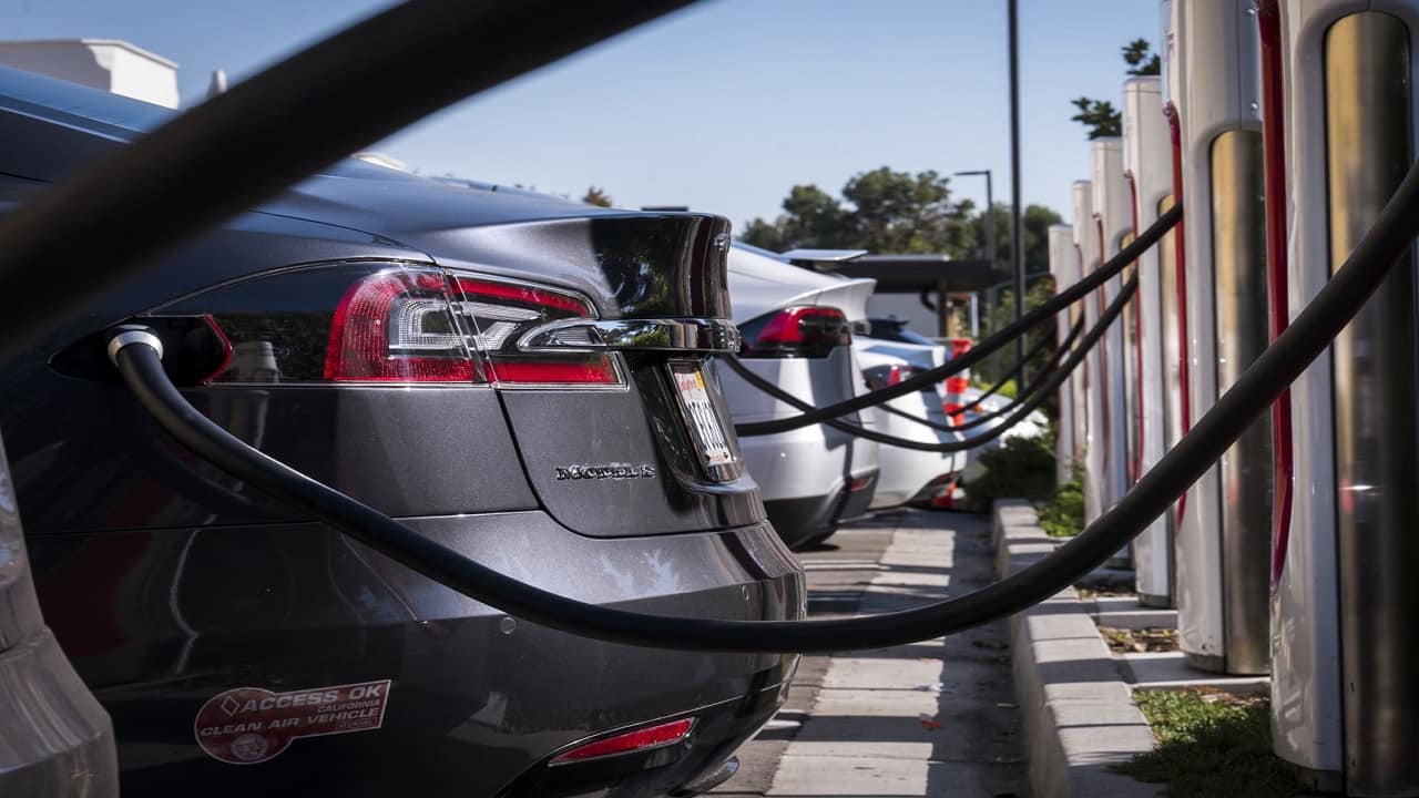 EVs vs Hybrids: Which will have the stronger year?