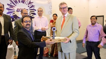 Sathya Sankaran receiving Bicycle Mayor title from Jaap Werner, Consul General of Embassy of the Kingdom of the Netherlands.