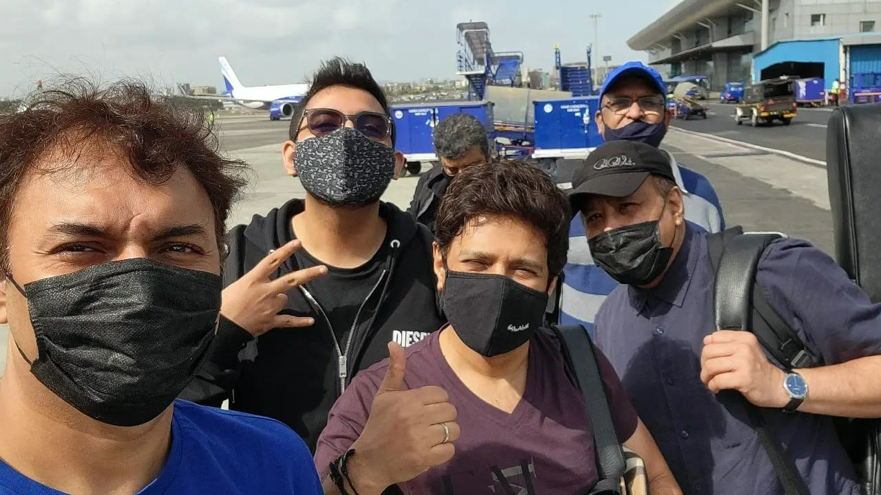 Just a day earlier, KK had shared a photo with his team as they prepared to travel to Kolkata for the concert. 