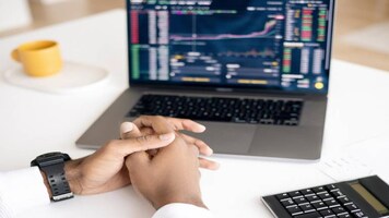 Hot Stocks | Healthy returns possible in Phoenix Mills, Siemens, Varun Beverages in short term. Here's why