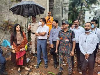 Municipal Commissioner of Mumbai Iqbal Chahal along with Additional Municipal Commissioner, Ashwini Bhide, visited the collapse site. (Picture credits: NDRF)