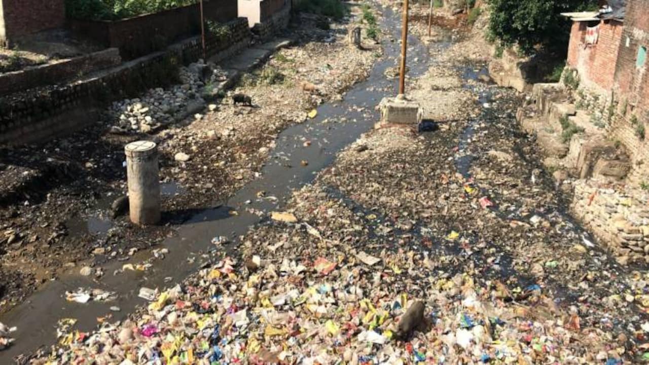 Dehradun Pollution :- क्या जहरीली हवा और दूषित पानी दून को कैंसर की ओर धकेल रहे हैं? जानिए क्यों बढ़ रही है चिंता !