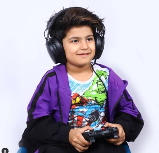 Vivone just enjoys playing his games and his cute comments while streaming add that extra touch, making the content popular among fans and brands.