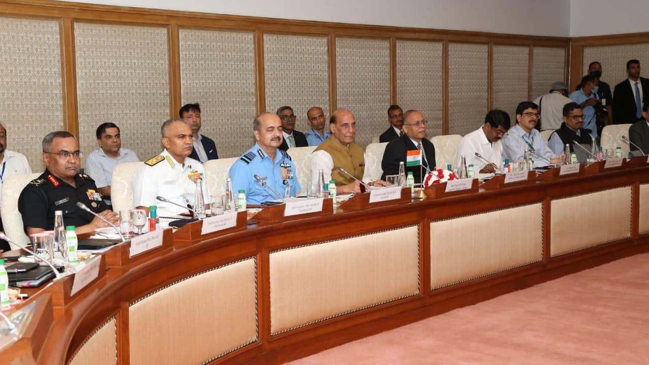 The two leaders exchanged agreements during the bilateral meeting in Delhi. During the meeting they discussed about the key issues pertaining to defence cooperation and global and regional scenarios. (Image: Twitter @rajnathsingh)