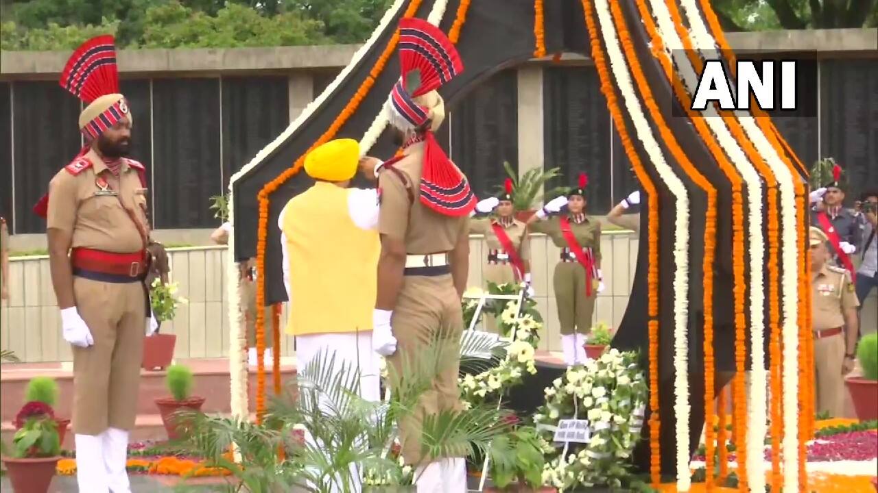 Punjab CM Bhagwant Mann pays tribute at Chandigarh War Memorial. (Image: Twitter @ANI)