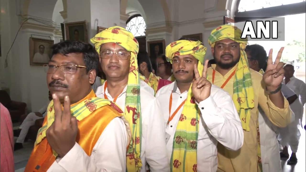 MLAs show victory sign as they queue up in the State Assembly, Kolkata to cast their votes for the Presidential election. (Image: Twitter @ANI)