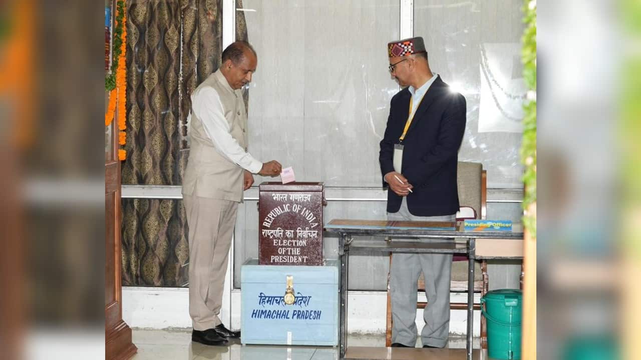Himachal Pradesh CM Jairam Thakur casts his vote in the election being held for the post of President of India. (Image: Twitter @ANI)
