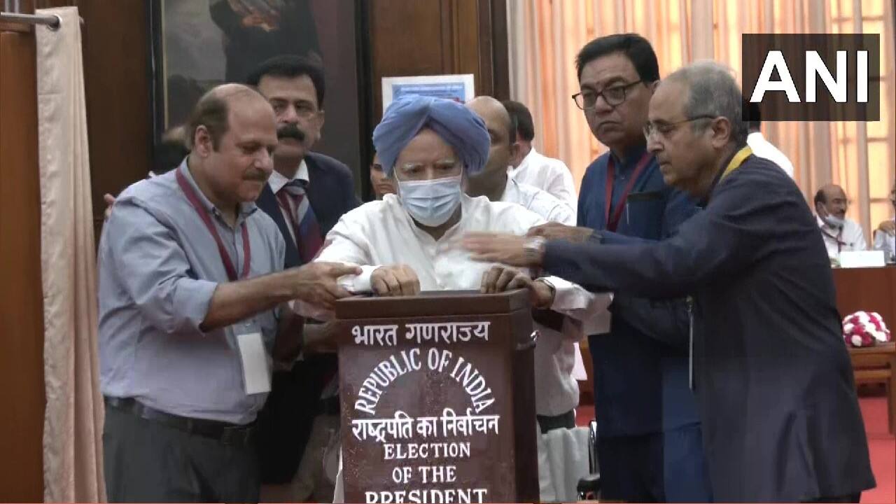 Former Prime Minister of India and Congress MP Manmohan Singh, cast his vote in the election being held for the post of President of India in Parliament. (Image: Twitter @ANI)