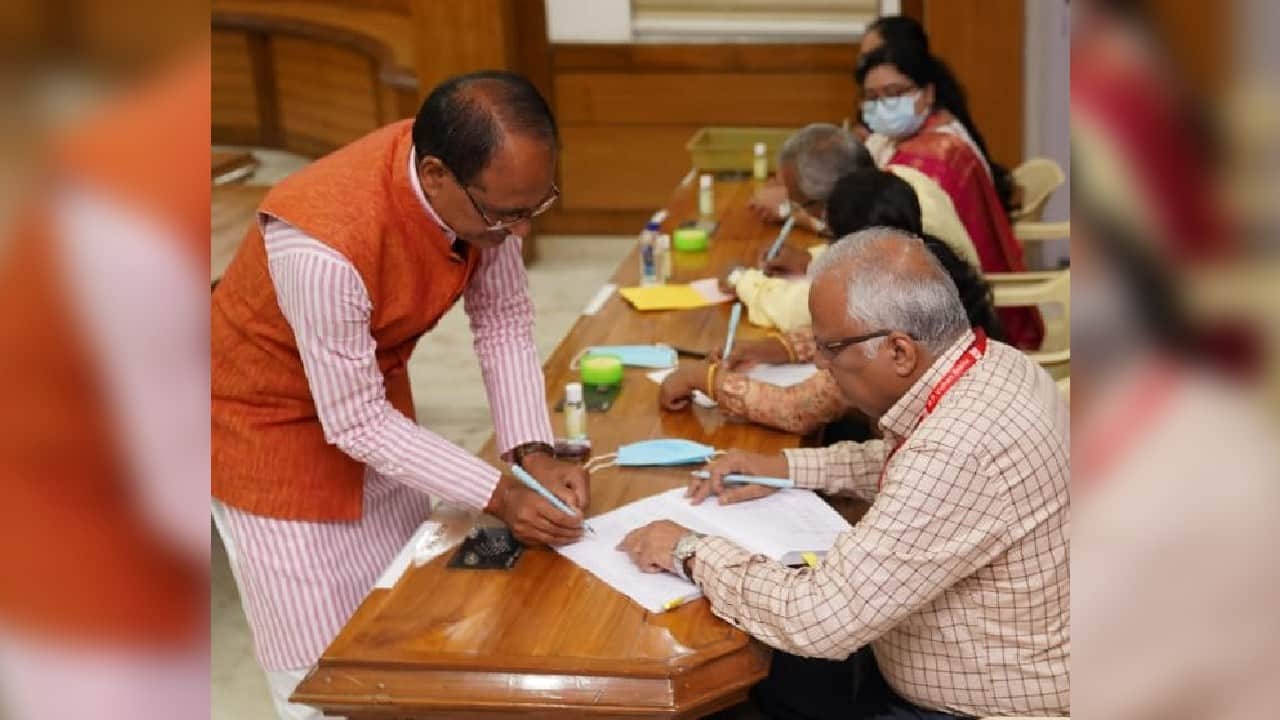 Madhya Pradesh CM Shivraj Singh Chouhan casts his vote in Bhopal for Presidential election. (Image: Twitter @airnewsalerts)