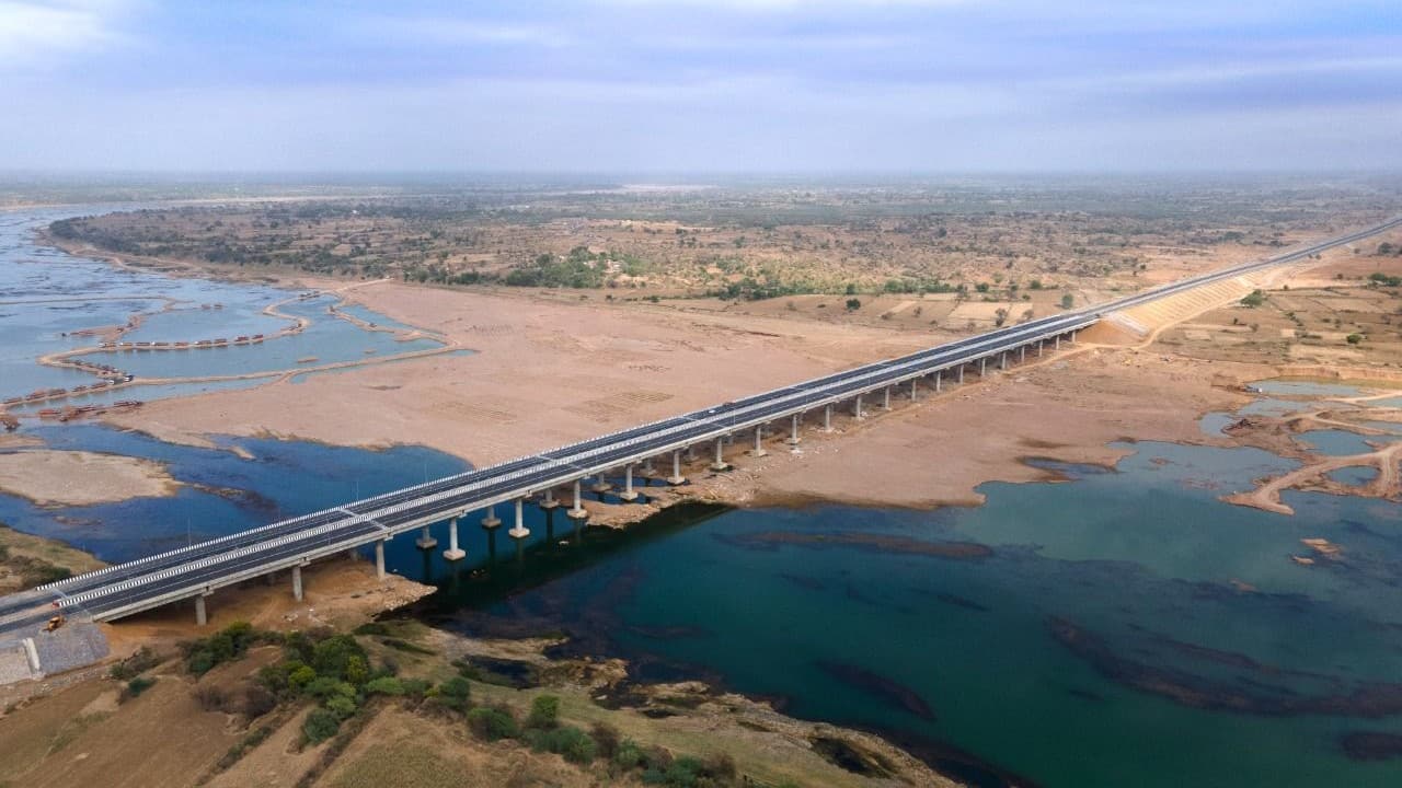 It extends from NH-35 at Gonda village near Bharatkoop in Chitrakoot district to near Kudrail village in Etawah district, where it merges with the Agra-Lucknow expressway. It passes through seven districts, viz. Chitrakoot, Banda, Mahoba, Hamirpur, Jalaun, Auraiya and Etawah. (Image: upeida.up.gov.in)