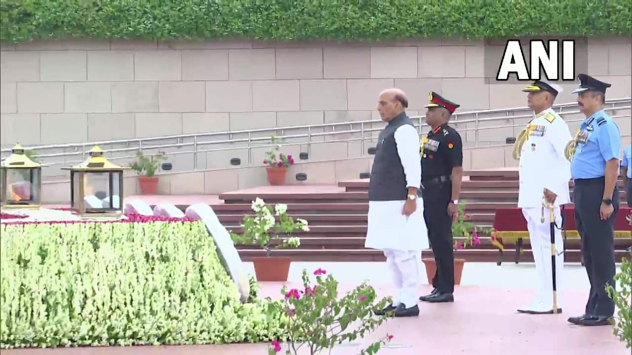 Defence Minister Rajnath Singh pays tribute to soldiers who lost their lives in the 1999 Kargil War and lays a wreath at the National War Memorial in Delhi. (Image: Twitter @ANI)