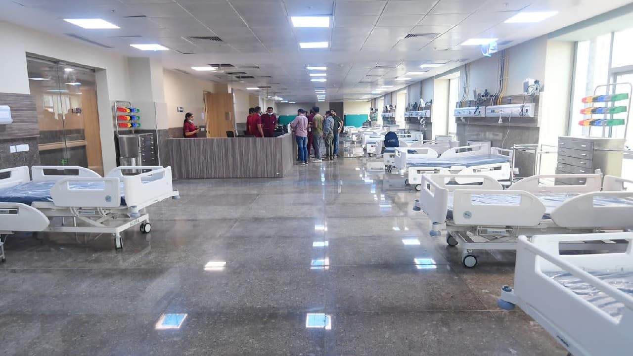PM Modi has also inaugurated the new In-Patient Department and Operation Theatre for AIIMS Deoghar. The launch of the IPD and Operation Theatre services has been dedicated to the nation. Modi laid foundation of AIIMS Deoghar on May 25, 2018. There were only 7 AIIMS before 2014. During the last 8 years, 16 AIIMS have been approved. Out of these 16 AIIMS, MBBS classes and OPD services started in 10 new AIIMS. Ltd IPD services also been operationalized in 6 AIIMS. (Image: Twitter @narendramodi)