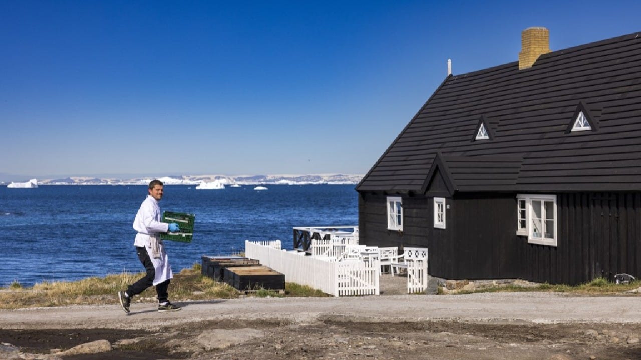 The 30-year-old chef relocated his restaurant KOKS from the Faroe Islands in mid-June, leaving behind his relatively accessible address for Ilimanaq, a hamlet of 50 inhabitants hidden behind icebergs on the 69th parallel north. (Image: AFP)