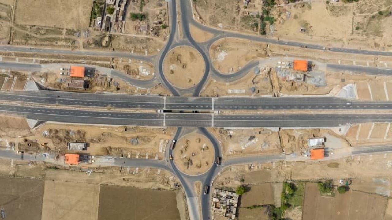 The 296 Km, four-lane expressway has been constructed at a cost of around Rs 14,850 crores, under the aegis of Uttar Pradesh Expressways Industrial Development Authority (UPEIDA), and can later be expanded up to six lanes as well. (Image: upeida.up.gov.in)