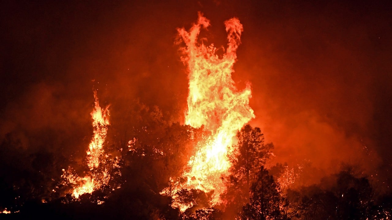 About 6,000 residents from mountain communities were still under evacuation orders, although a few places were downgraded to advisories on July 26 afternoon. Heavy smoke from the fire drifted more than 200 miles (322 kilometers), reaching Lake Tahoe, parts of Nevada and the San Francisco Bay Area, officials said. (Image: AP)