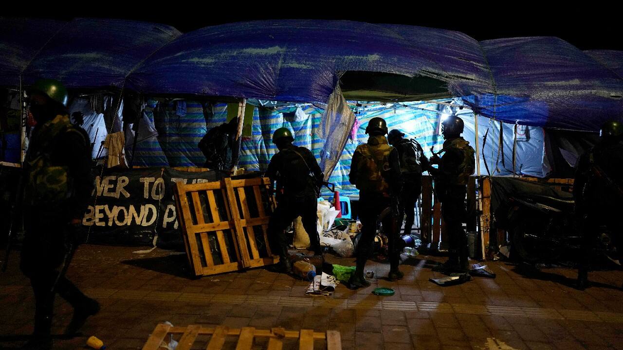 Late on July 21, police and Sri Lankan soldiers dismantled structures near the protest site where demonstrators have gathered for the past 104 days. They arrested several protesters, and security forces were witnessed beating up at least two journalists. (Image: AP)
