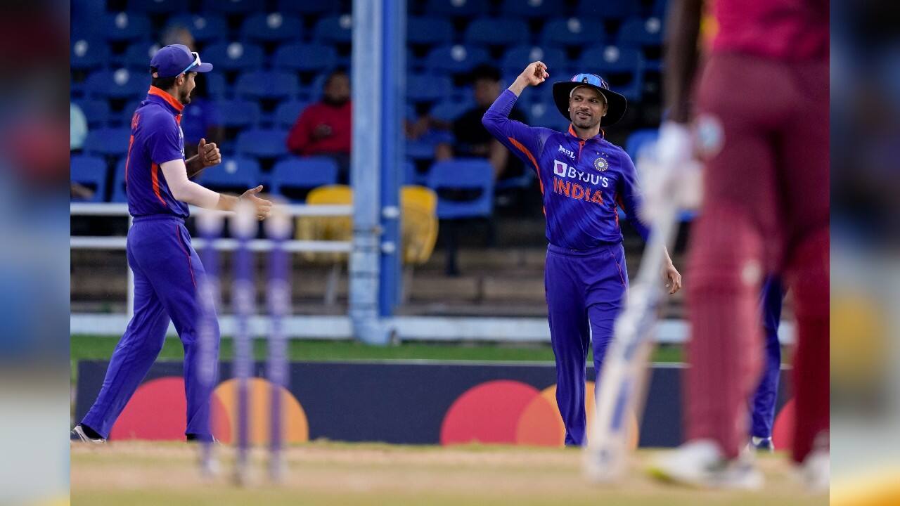 Soon afterward the required run rate ticked over 12 runs per over with only three wickets in hand. The West Indies last hope faded when Walsh was out for 10 in the 26th over, leaving the West Indies 137-9 and still 120 runs behind. (Image: AP)