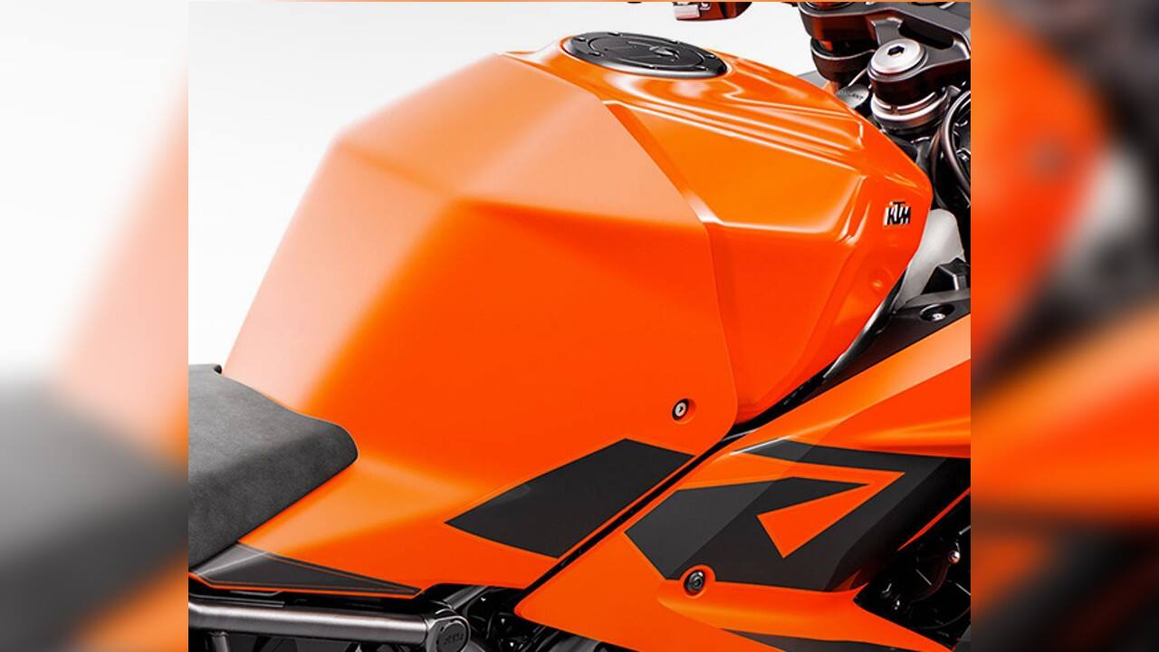 Down to the important stuff now – the way it performs. True to its ‘looks fast standing still nature’, the RC390 absolutely slingshots off its line when you dump the clutch and wring open the throttle. It rockets to 60 kph in under 3 seconds and to 100 kph in just over 7 seconds, which is mighty quick – and entertaining. The engine’s tractable nature shows immediately, with the bike pulling relentlessly to its 10,000 rpm redline like it’s late for a crucial meeting. There are no dips and surges in the rev range (unlike the older bike), and its linear nature is a huge plus point; the RC390 is now much more forgiving in nature as well, and handles early or late gear shifts smoothly. A long enough road will let you see a top speed of just over 160 kph, which is more than anyone really needs; the new fairing does an excellent job of deflecting wind over you as you crouch, too. The super-light clutch and the fantastic quick-shifting 6-speed gearbox make the overall experience that much more memorable. (Image: KTM India)