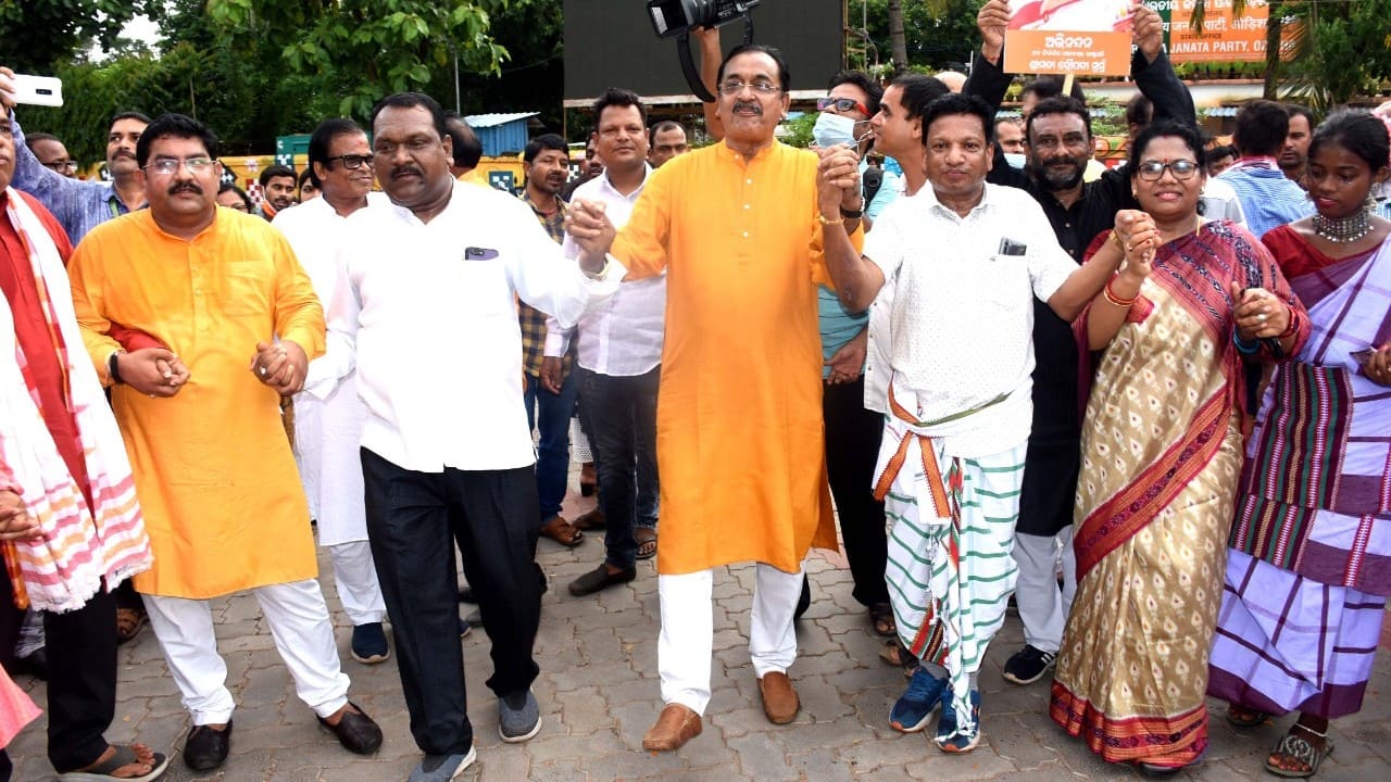 As the country's first tribal woman, Draupadi Murmu is set to win the presidential election, the occasion is being celebrated at the Odisha state office with traditional dance songs. BJP state president Samir Mohanty was also present at the function. (Image: Twitter @BJP4Odisha)