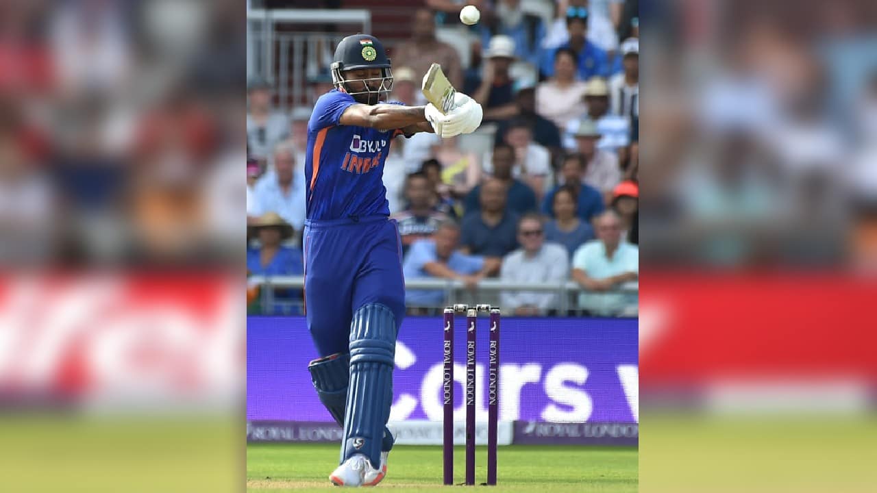 Hardik reached a 43-ball fifty first before Pant got to his off 71 deliveries. Neither batter took any undue risks and it was only when Pant was in his 70s that he thumped Overton for India’s first six. England at least claimed Pandya as Stokes took a sensational low catch diving forward from midwicket. (Image: AP)