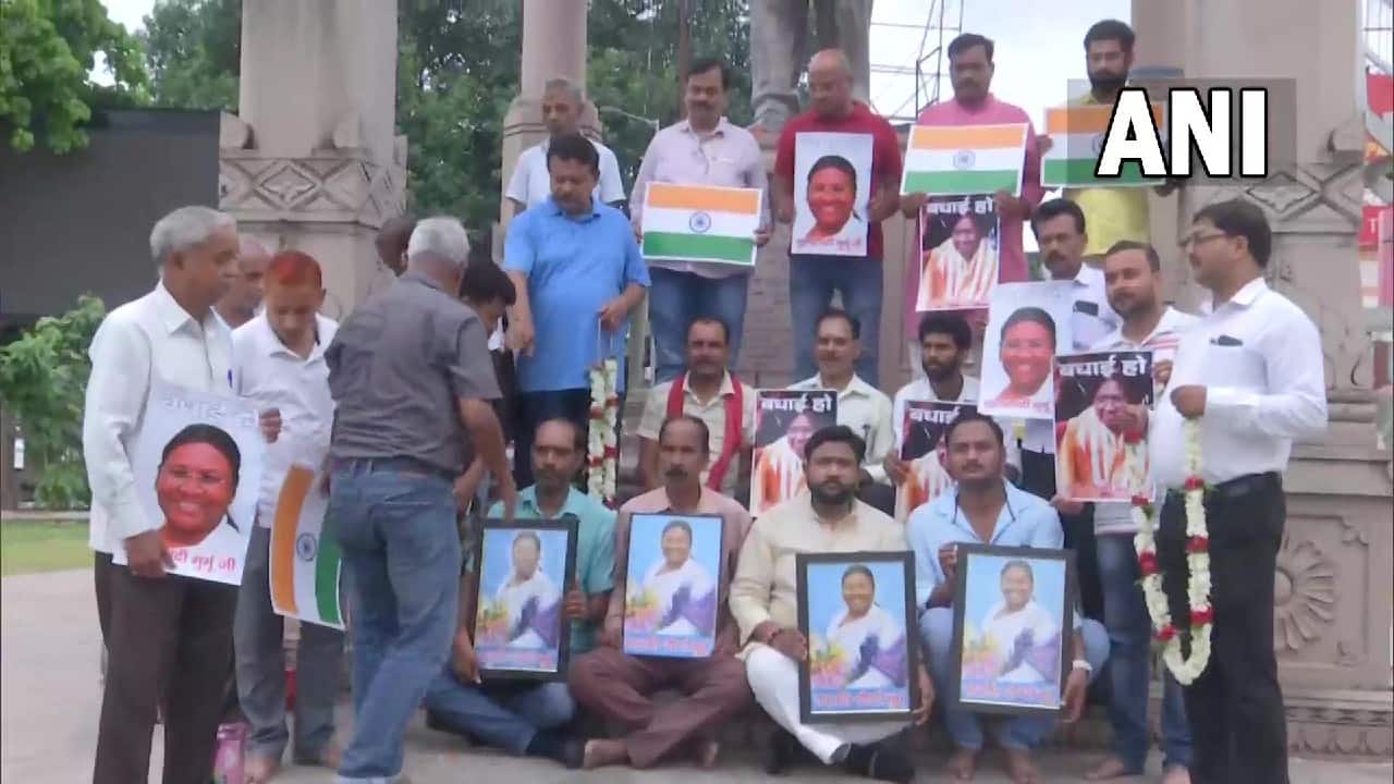 BJP workers celebrate and distribute sweets in Varanasi as NDA's Presidential candidate Draupadi Murmu inches closer to victory. (Image: Twitter @ANI)