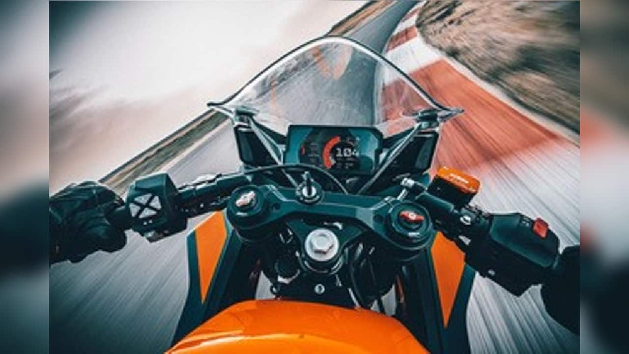 The 2023 model is the most comprehensive overhaul that the RC390 has had, with the design, chassis, engine, and features all seeing changes. On the looks front, the bike now closely resembles its stablemates, the RC125 and RC200, and has taken on a less aggressive character which... well, could go either way in terms of public appreciation. On the one hand, it still looks sporty but in a more understated way, and on the other, it does look like it’s less angry all the time, which is something existing fans of the bike may not like. I quite like it, however – it has more presence and looks great in the new blue and orange colour scheme that’s available as an option. It also looks bigger because of the larger fuel tank, the two-section fairing, and its re-worked face. KTM says this bike is more aerodynamic than the previous model, too. Build quality is par for the course – the paint finish looks good and the panels and switchgear all look and feel pretty sturdy. (Image: KTM India)