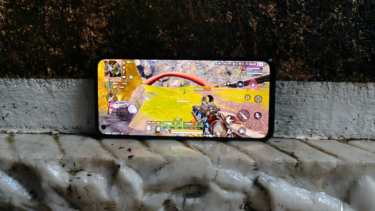 In terms of performance, the Nord 2T opts for a MediaTek Dimensity 1300 SoC that is a slight upgrade over the Dimensity 1200 chip on the OnePlus Nord 2 (Review). The chip is paired with up to 12GB of LPDDR4x RAM and up to 256GB of UFS 3.1 storage. The Nord 2T managed a single-core score of 750 points and a multi-core score of 2768 points on Geekbench 5’s CPU test. Additionally, the Nord 2T ran Call of Duty: Mobile and Apex Legends Mobile ran on High and HD settings, respectively. After 30 minutes of non-stop gaming the phone did get a little warm but nothing too serious. 