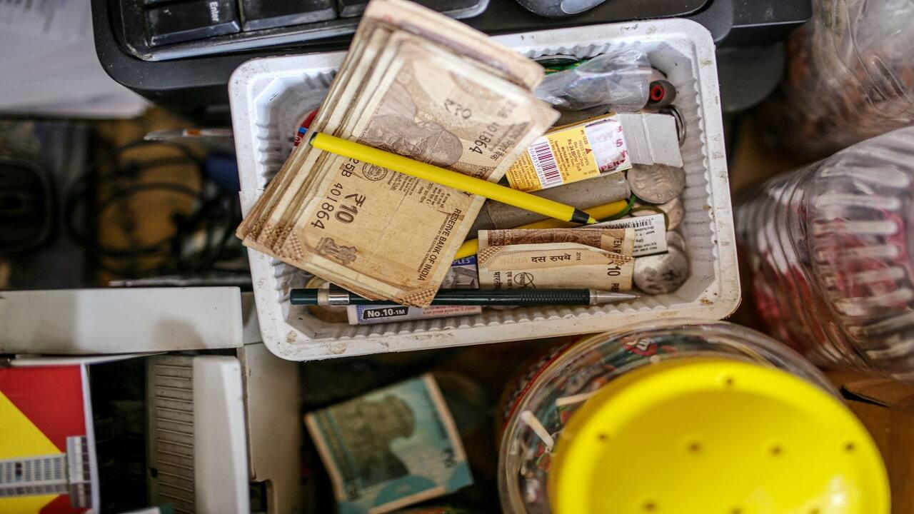 Rupee’s slide pits RBI against market full of bears