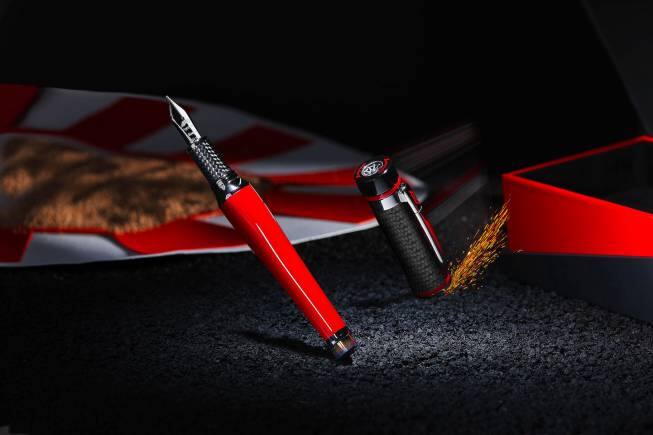 The flared brass and carbon barrel body has yellow gold-plated trim and an 18k gold nib. Even the bling in F1® SPEED is elegant: High-gloss lacquer, metal plating and enamel are the lush materials used to hew out the pen.