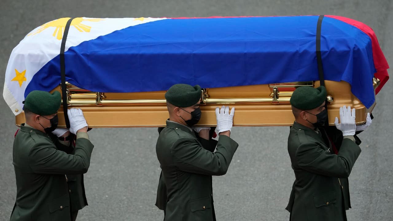 Soldiers carry the flag-draped casket of the late former Philippine President Fidel Ramos during his state funeral at the Heroes' Cemetery in Taguig, Philippines, August 9. Ramos was laid to rest in a state funeral Tuesday, hailed as an ex-general, who backed then helped oust a dictatorship and became a defender of democracy and can-do reformist in his poverty-wracked Asian country. (Image: AP)