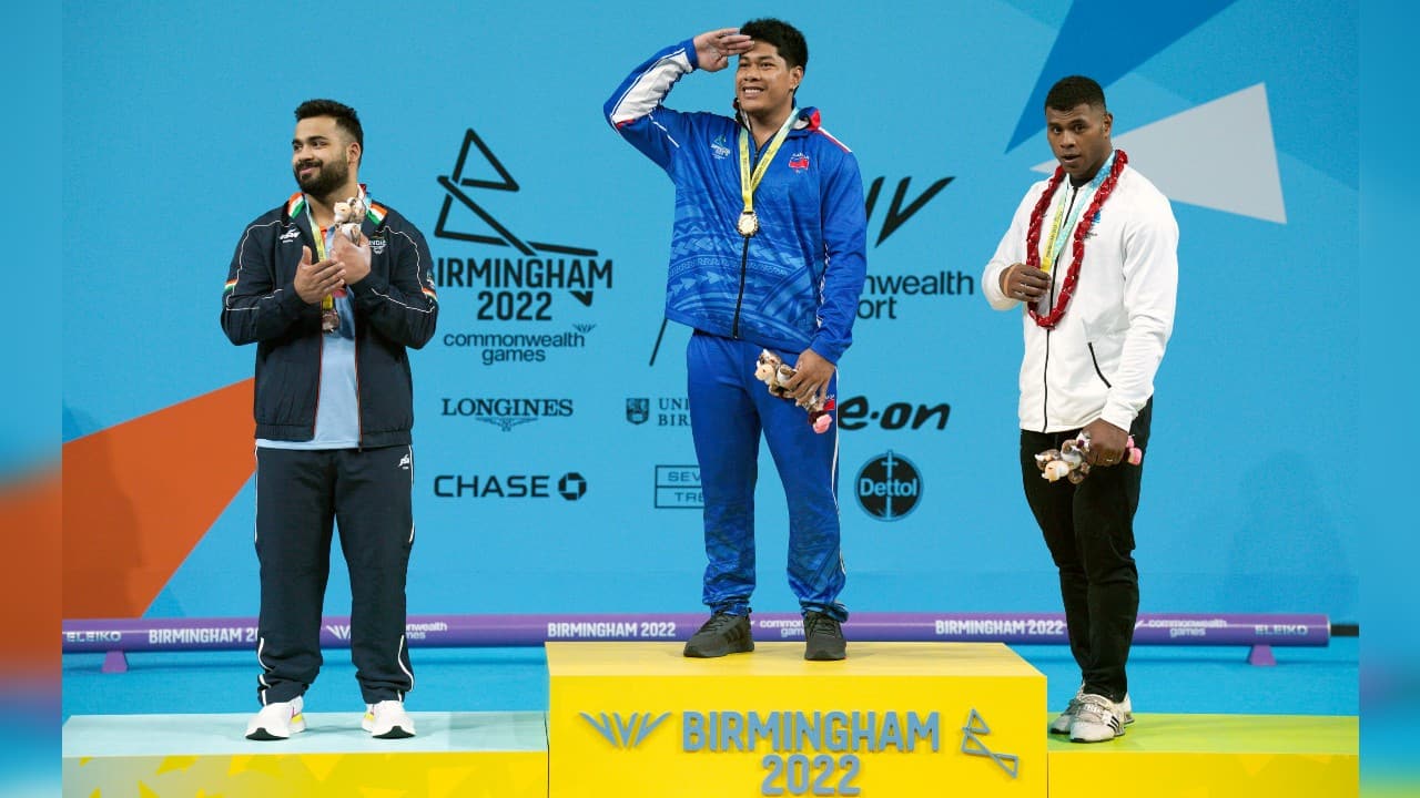 India's Vikas Thakor (L) who won silver, Gold medalist Samoa's Don Opeloge (C) and Fiji's Taniela Rainibogi (R) who received a bronze medal, pose on the podium, after the Men's 96kg Weightlifting competition at The NEC on day five of the 2022 Commonwealth Games in Birmingham, England, August 2. (Source: AP)