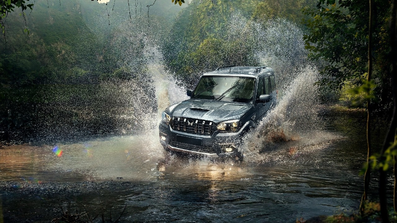 The Scorpio Classic have new two-tone beige-and-black interior theme, classic wood pattern console and premium quilted upholstery. The vehicle also has a new 22.86 cm touchscreen infotainment system with phone mirroring and other modern functionalities. (Image: Auto Mahindra)