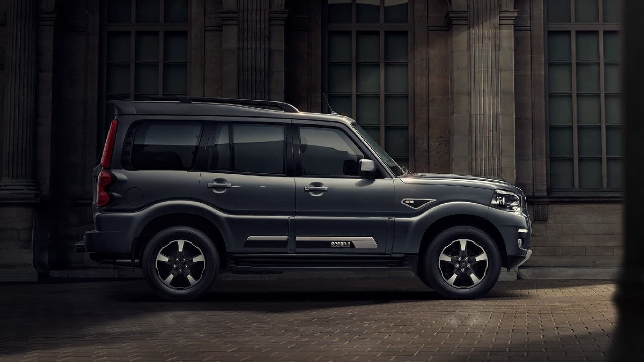 The Scorpio Classic can be distinguished by its new bold grille along with a muscular bonnet with hood scoop and the new twin-peaks logo. The new DRLs with the signature Scorpio tower LED tail lamps and new R17 diamond-cut alloy wheels further add to the appeal of the original form. (Image: Auto Mahindra)