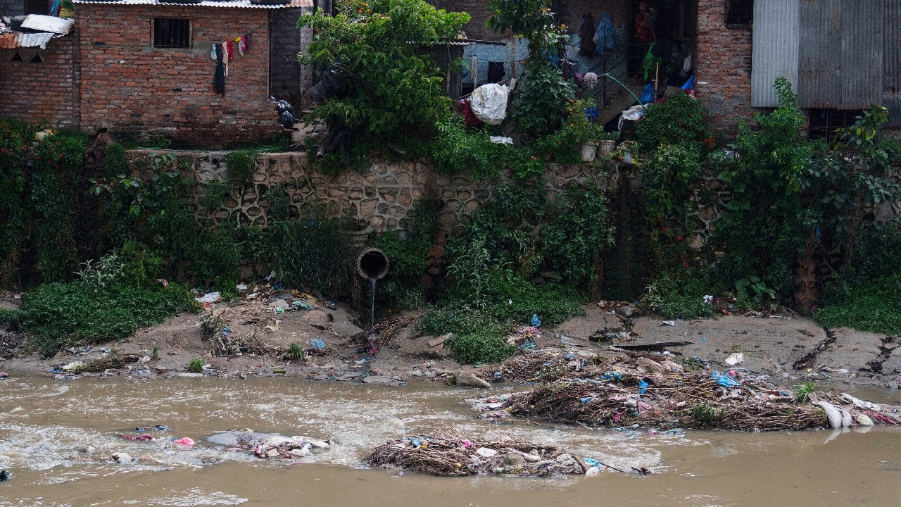 In addition, many thousands of people have built huts, shacks and brick homes illegally along the river and refuse to leave. (Image: AP)