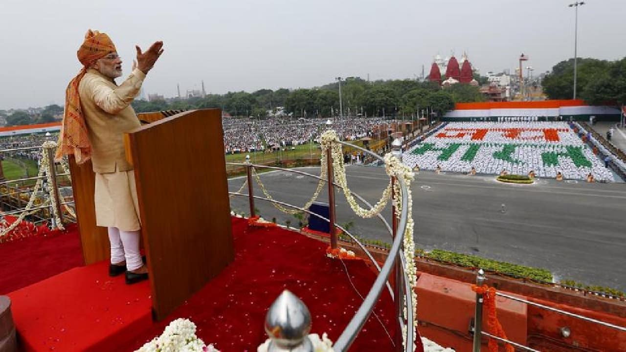 2015 | PM Modi wore another bright yellow turban, covered with gold embroidery and a few patterns in red and deep green. (Image: Reuters)