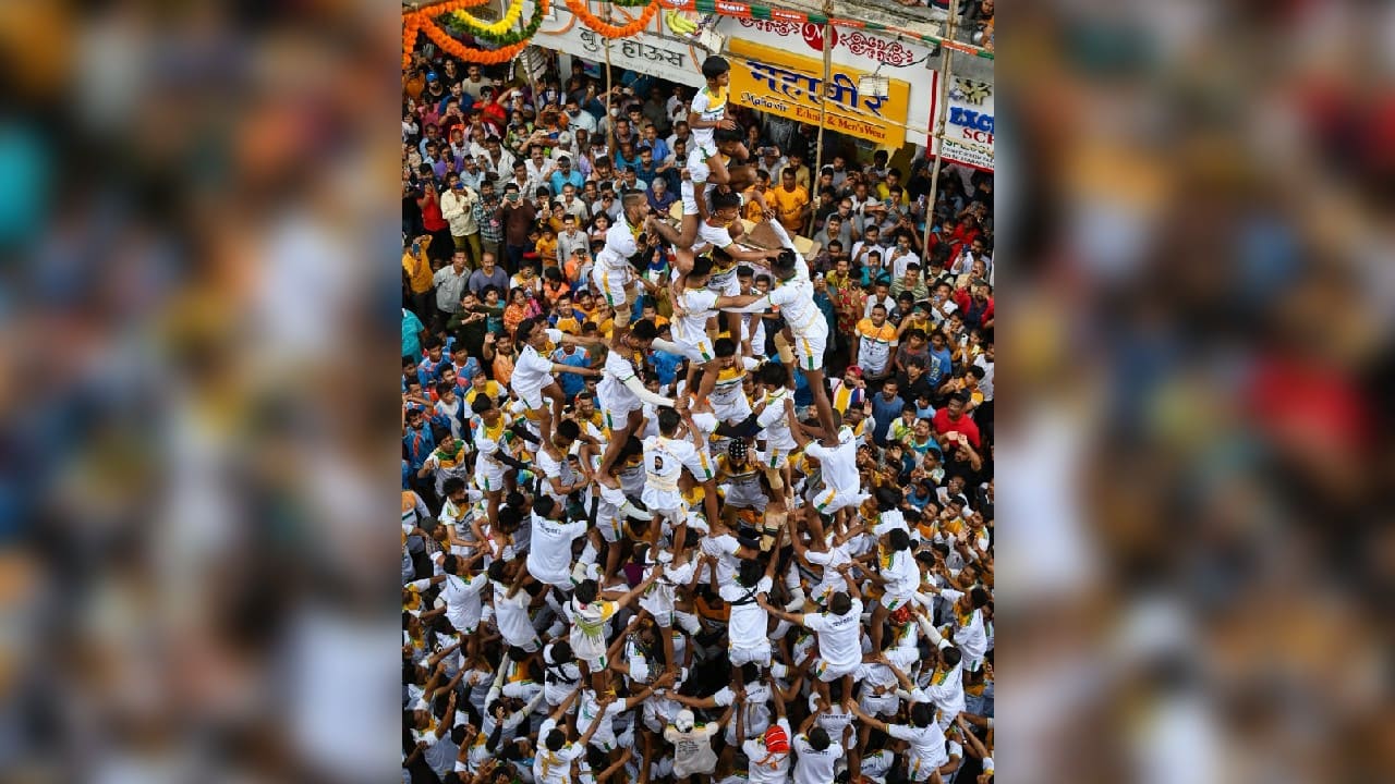 On August 18, Chief Minister Eknath Shinde announced in the state Legislative Assembly that the government has decided to accord adventure sport status to Dahi Handi. (Image: AFP)