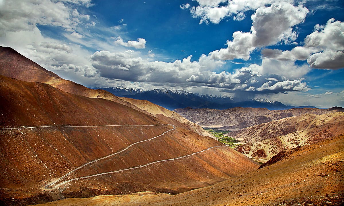 Zigzag road to Chang La pass en route Pangong Tso Ladakh. (Photo: Narender9 via Wikimedia Commons 4.0)