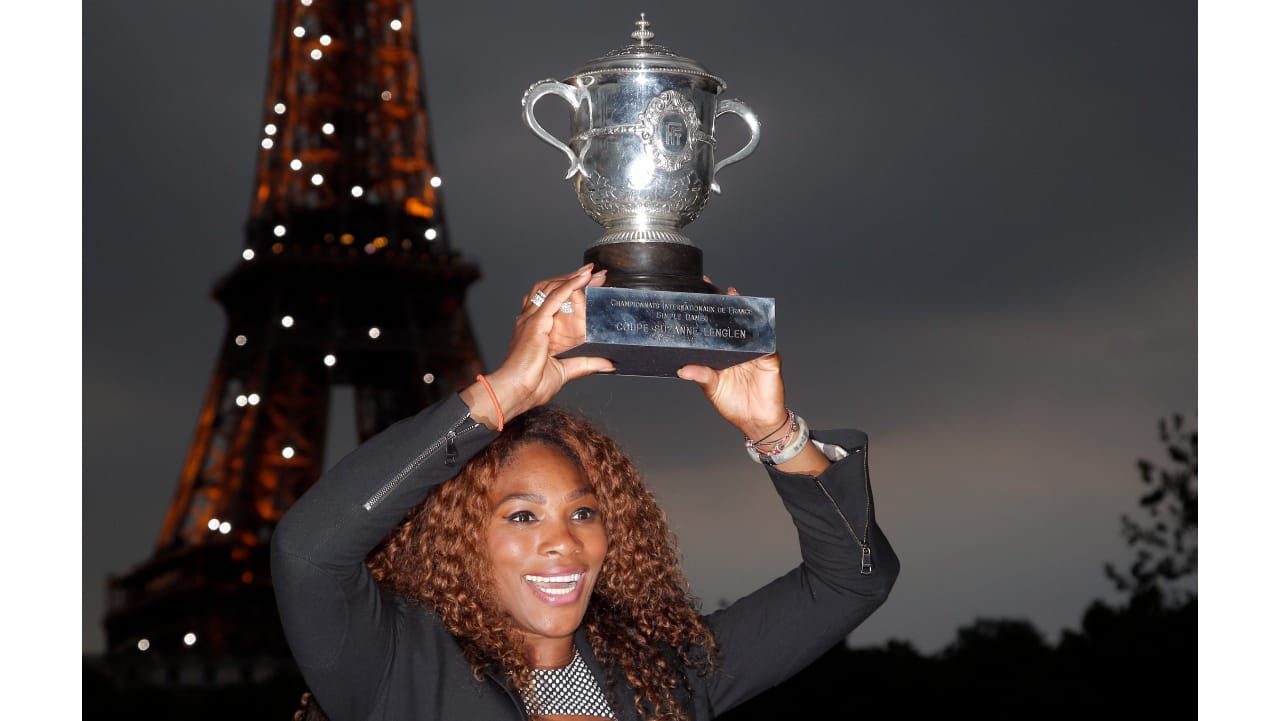Venus Williams celebrates with Auckland Classic trophy