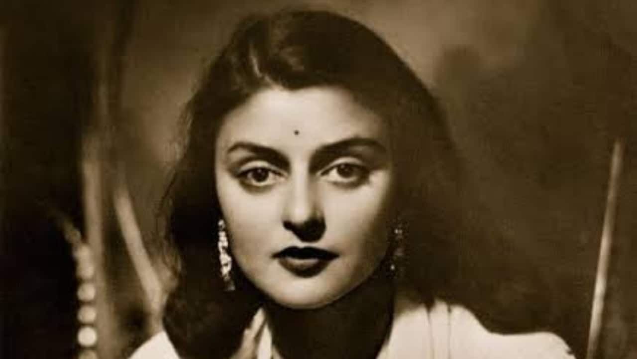 While privy purses were abolished in 1971 and the royal families in India lost their titles, Gayatri Devi contested the Lok Sabha elections from Jaipur and made history. (Image credit: @fashionastro/Twitter)