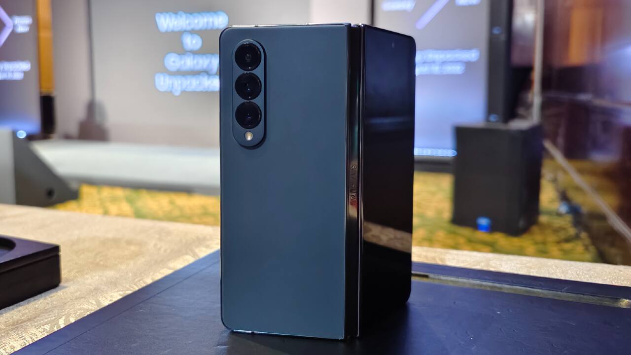 Samsung has updated the camera system on the Galaxy Z Fold 4. The Z Fold 4 now has the same set of cameras as the Galaxy S22, which means flagship camera performance. The new 50 MP, f/1.8 primary sensor uses “Tetra binning” technology to output photos in 12 megapixels. The main camera is paired with a 12 MP, f/2.2 ultrawide shooter and a 10 MP, f/2.4 telephoto unit with 3x optical zoom and 30x digital zoom. Additionally, there’s a 4 MP under-display camera for video calls and a 10 MP selfie camera in the hole-punch notch of the external cover screen.