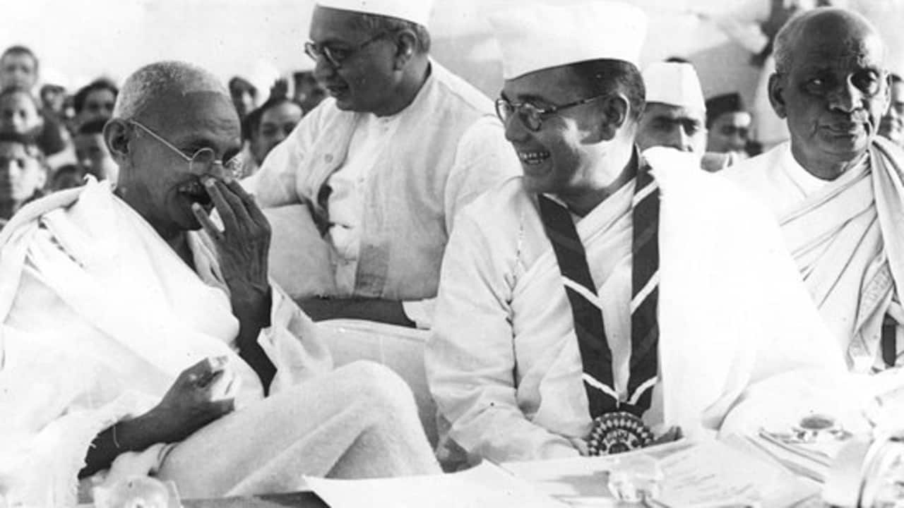 Subhas Chandra Bose with Mahatma Gandhi at the 1938 Haripura Congress. (Image: Wikimedia Commons)