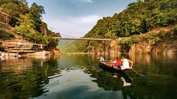 Umngot river flows between two rocky mountains in Meghalaya. But you don’t look at the mountains. You look at the river. The water is so clean that passing boats appear to be floating on it. (Image: Vikramjit Kakati via Wikimedia Commons 4.0)