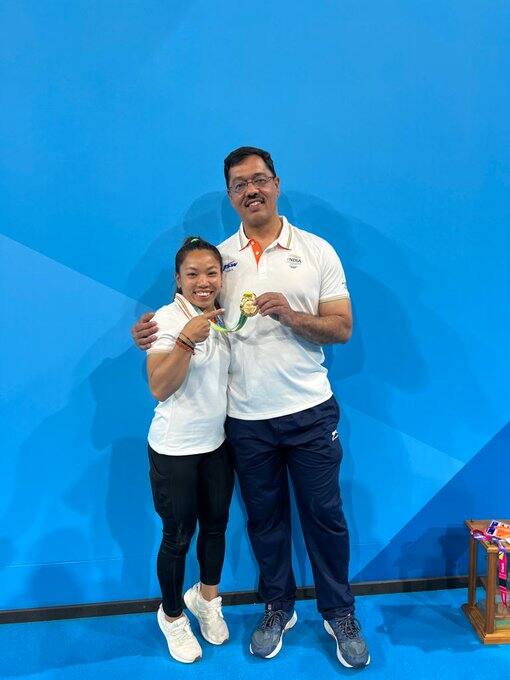 Mirabai Chanu with coach Vijay Sharma in Birmingham. (Image source: Twitter/Mirabai_Chanu)