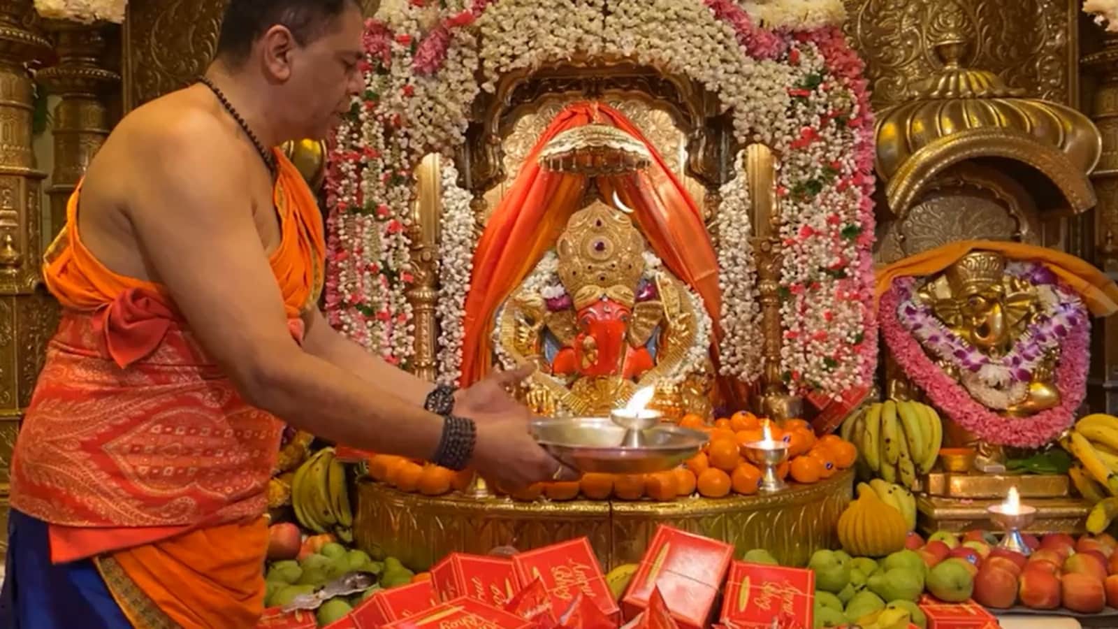 Watch: 'Aarti' performed at Mumbai's Siddhivinayak Temple on ...