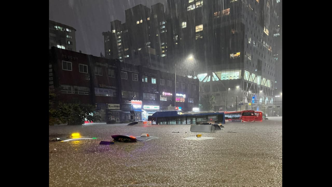 In Pics Chaotic scenes as Seoul is battered by worst storm in 8 decades