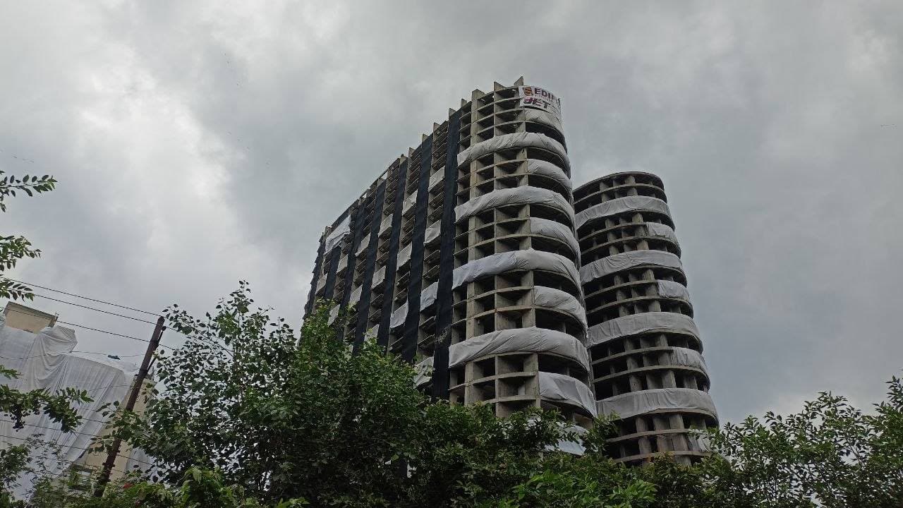 Rigging of Noida twin towers with explosives completed; blast to be executed from 100 metres away Rigging of Noida twin towers with explosives completed; blast to be executed from 100 metres away