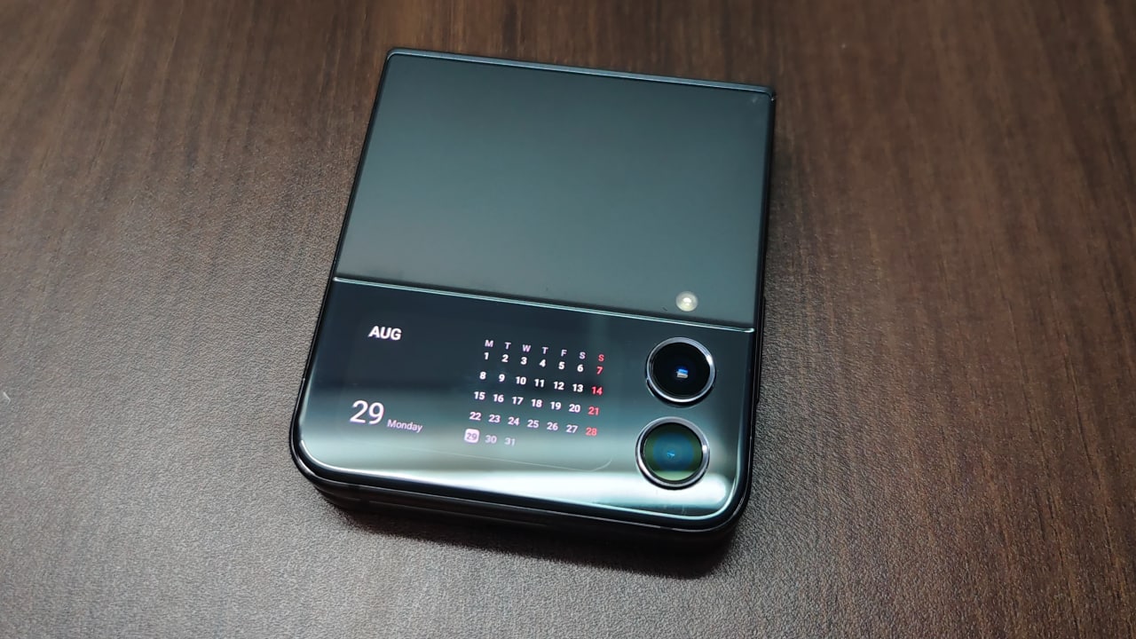 The Galaxy Z Flip 4 also has a 1.9-inch Super AMOLED display on the outside, which is slightly larger than the previous generation. The Galaxy Z Flip 4 also has a cover display that can be used to reply to messages, take calls, or set alarms. You can also add Widgets to the cover screen and control your music from apps like Spotify and YouTube Music. However, the greatest highlight of the second screen is undoubtedly its ability to be used as a viewfinder, enabling you to take selfies with the main camera. While there aren’t any major updates to the cover screen, even a marginal upgrade to its functionality is a step in the right direction. 