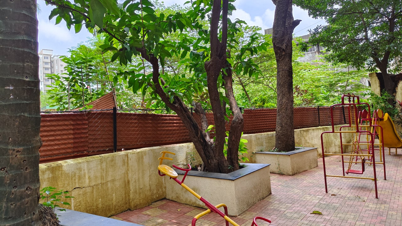 The main 50 MP camera takes detailed photos with good dynamic range and balanced exposure in daylight. 